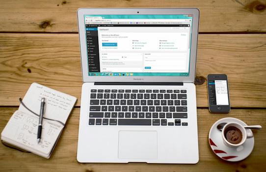 Выбор подходящей технологической платформы для стартапа: Обзор различных технологических решений и платформ для создания веб-сайтов стартапов, включая CMS, фреймворки и языки программирования.